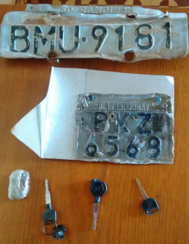 Plantão: Adolescente é detido com placas e chaves mixas