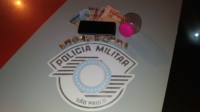 Jovem é flagrado com maconha em sua casa