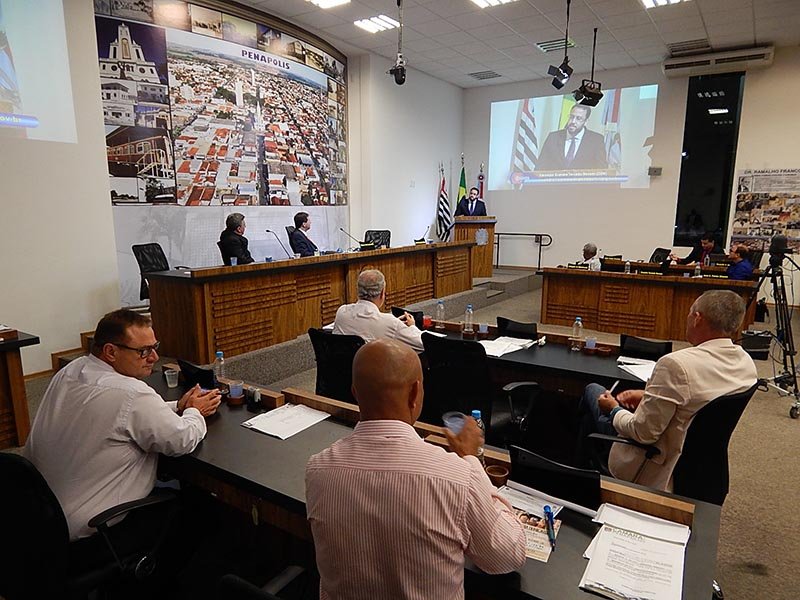 Câmara Municipal recebe o prefeito na primeira sessão ordinária