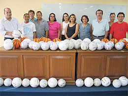 Calez e Zezinho conseguem bolas esportivas para escolas