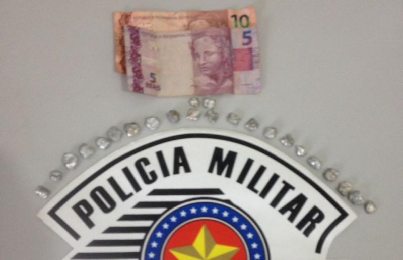 Pedreiro é detido por policiais com crack