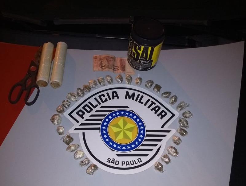Jovem é flagrado com maconha em sua residência
