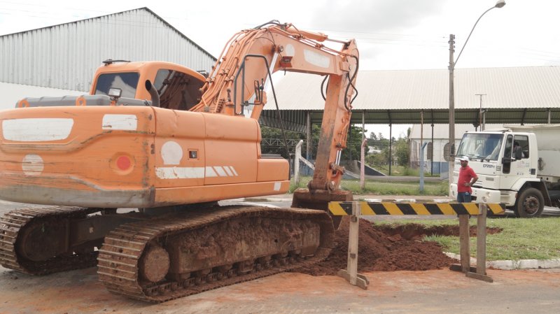 Secretaria Municipal de Obras efetua reparos em buracos na avenida João Antonio de Castilho