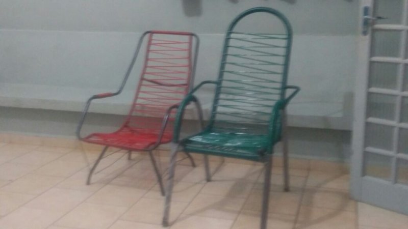 Dupla é presa em flagrante após furtar cadeiras de área