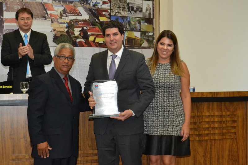 Dr. Rômulo Bonini recebe título de Cidadão Penapolense