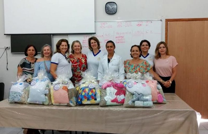Casa da Amizade entrega kits de maternidade para a Santa Casa