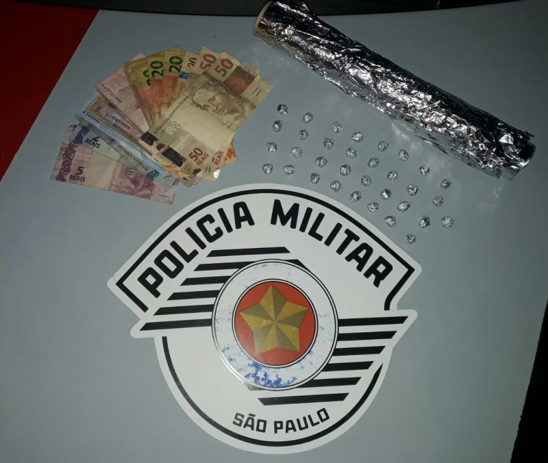 Polícia flagra e prende jovem com crack em sua residência