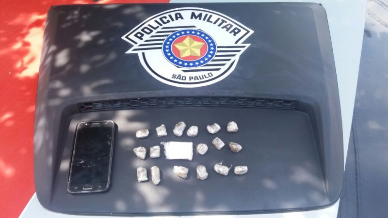 Jovem é detido com maconha e cocaína