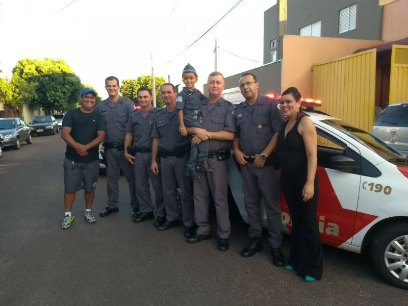 Garoto faz cinco anos e recebe visita de policiais militares