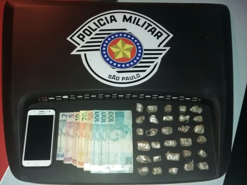 PM prende homem com maconha em seu carro