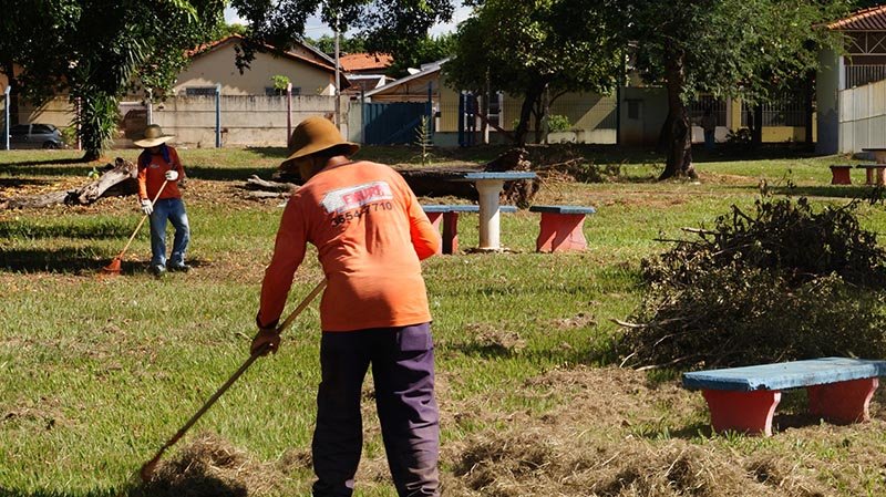 Prefeitura realiza limpeza da lagoa do Parque Maria Chica