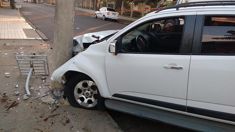 Psicóloga bate caminhonete e confirma ter bebido