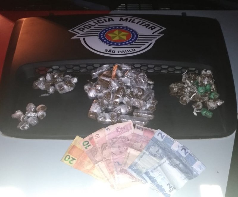 Menores são flagrados com porções de maconha