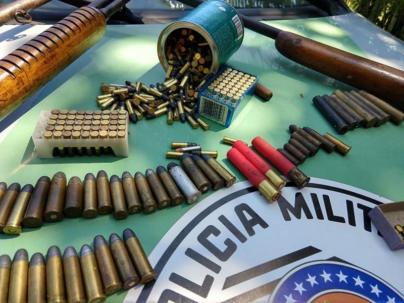 Homem é flagrado e preso com armas e munições