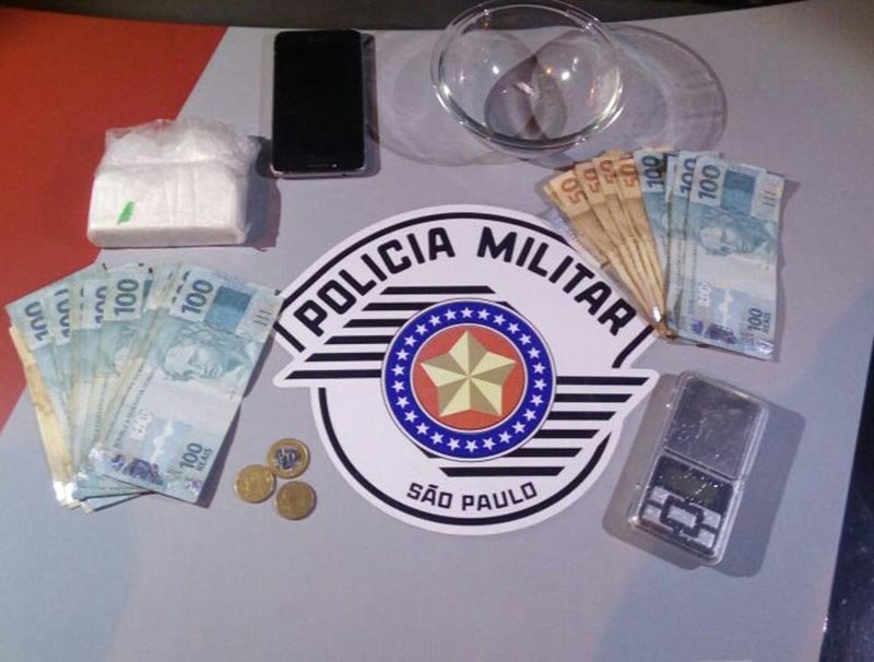 Mecânico é preso com cocaína e dinheiro em sua casa