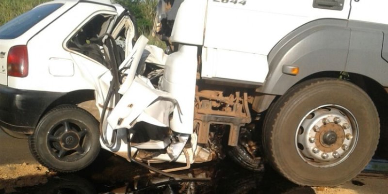 Colisão entre carro e caminhão deixa homem morto