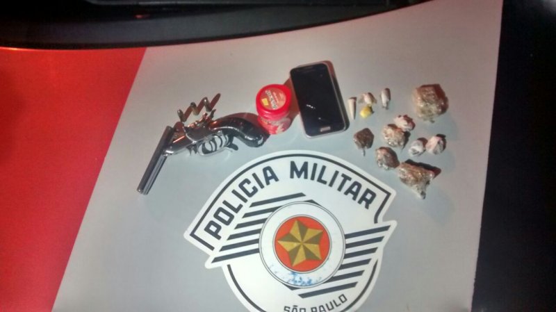 Estudante é flagrado com drogas e arma em Glicério