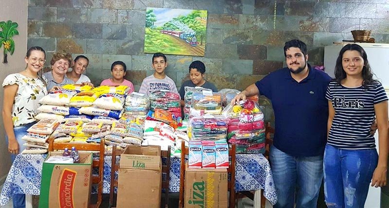 FSS recebe alimentos da Igreja Quadrangular
