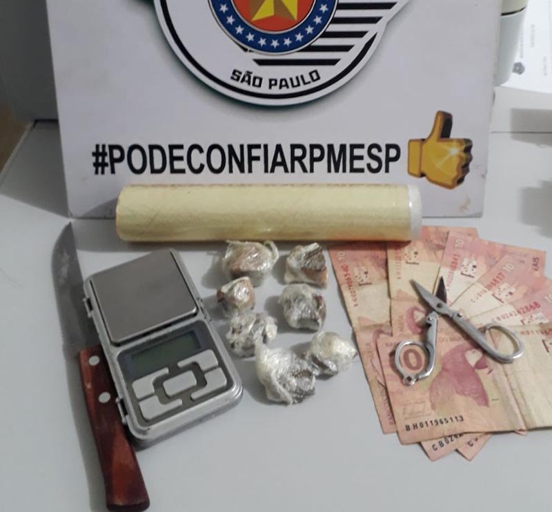 Policiais prendem jovem embalando maconha