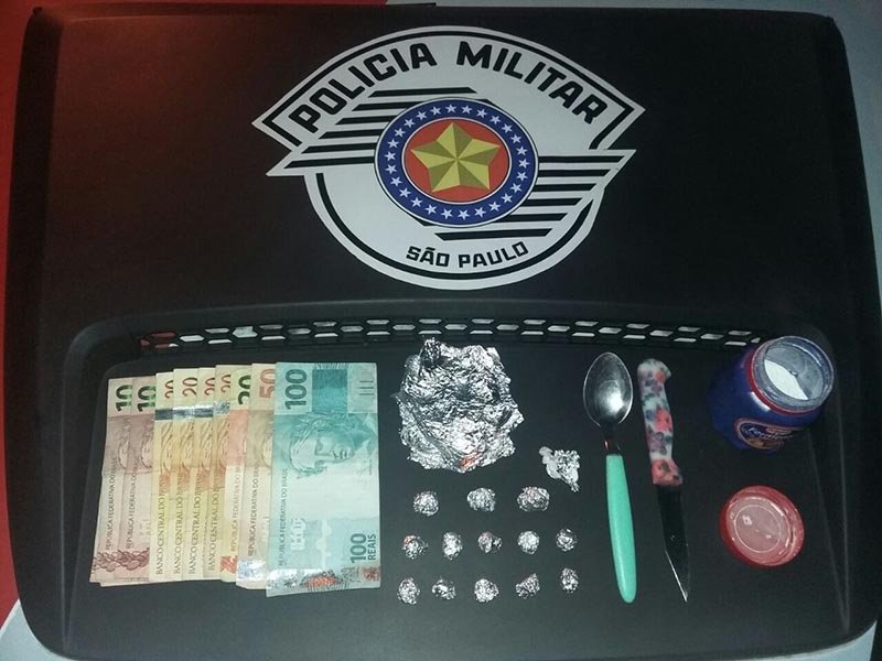Dupla é presa após ser flagrada embalando cocaína
