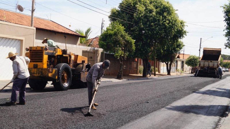 Asfalto: Bairros têm ruas recapeadas