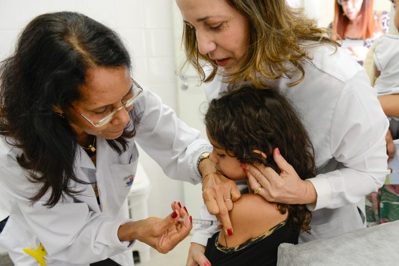 Crianças e gestantes devem se vacinar contra gripe a partir de quarta-feira