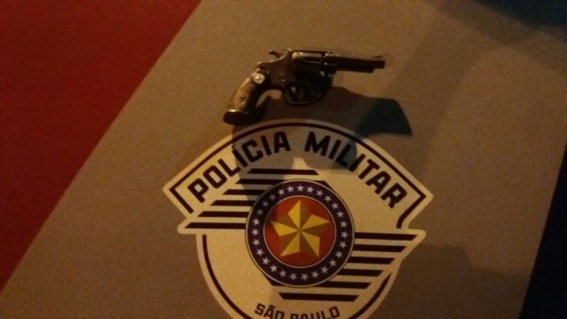 Homem é flagrado com revólver e preso
