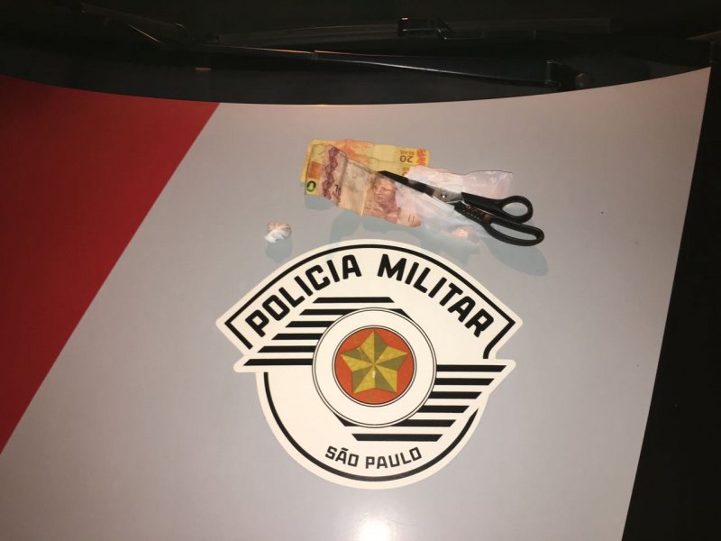 Jovem é preso acusado de tráfico de drogas no bairro Silvia Covas