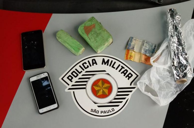 Dupla é presa após enterrar maconha para venda