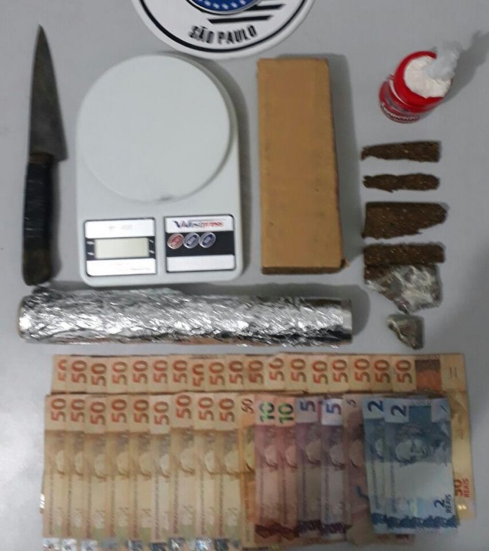 Ajudante é preso com maconha e dinheiro