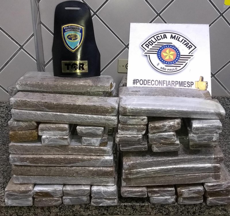 Taxista é preso transportando maconha