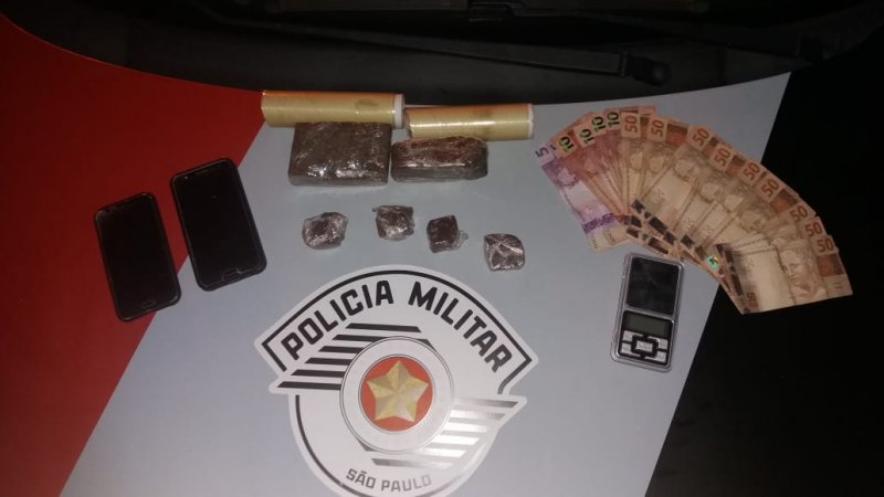 Casal é flagrado vendendo maconha