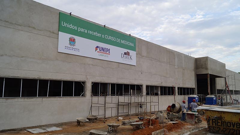 Faculdade: Especialistas do Conselho de Educação visitam prédio da Medicina