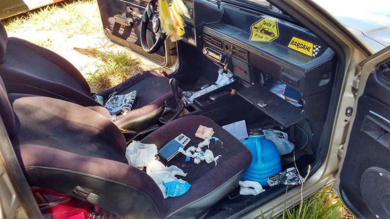Polícia flagra jovens embalando droga dentro de carro