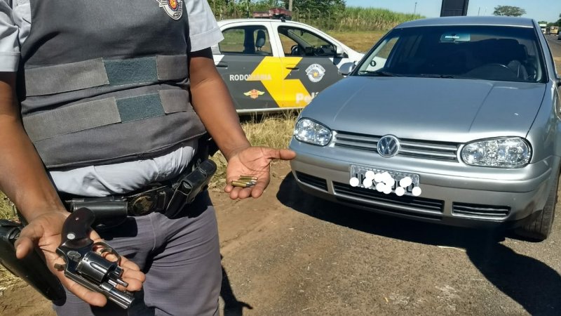 PM Rodoviária encontra revólver com dupla em rodovia