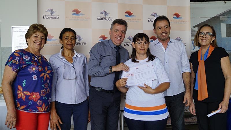 Fundo Social entrega certificados da Escola de Moda e curso de bonecas