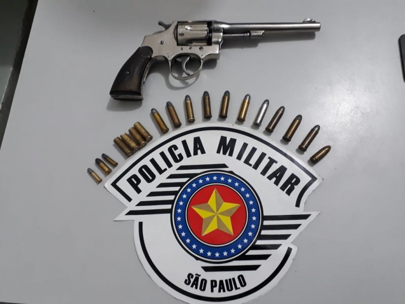 Pedreiro é preso com revólver e munições no Jardim Eldorado