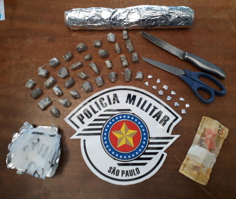 Adolescente é flagrado com crack e maconha em sua casa