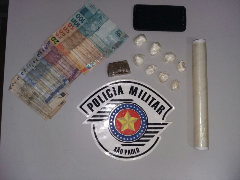 Homem é flagrado com maconha e cocaína em seu carro