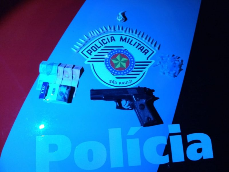Menor é apreendido com drogas e réplica de pistola