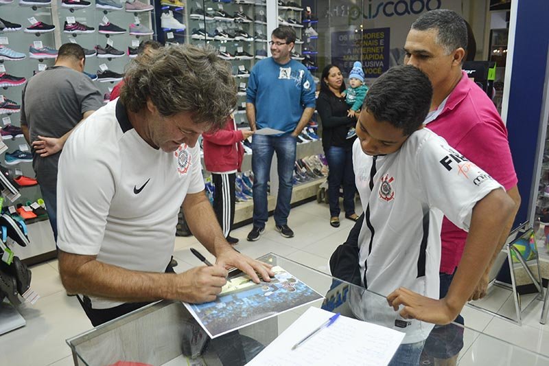 Ex-jogador Tupãzinho visita a Sportlins e atende vários torcedores