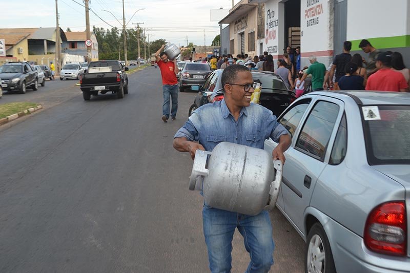 Pessoas formam fila em busca de gás