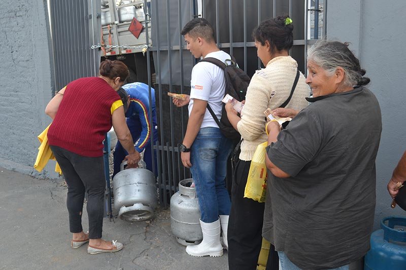Olha o Gás... Remessa gera filas em depósito com o produto