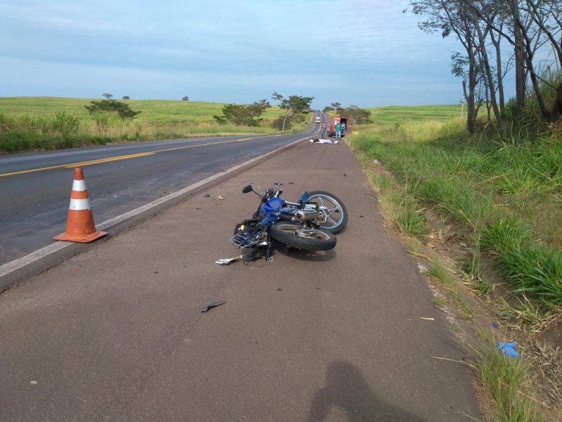 Homem perde controle de moto e é atropelado em rodovia