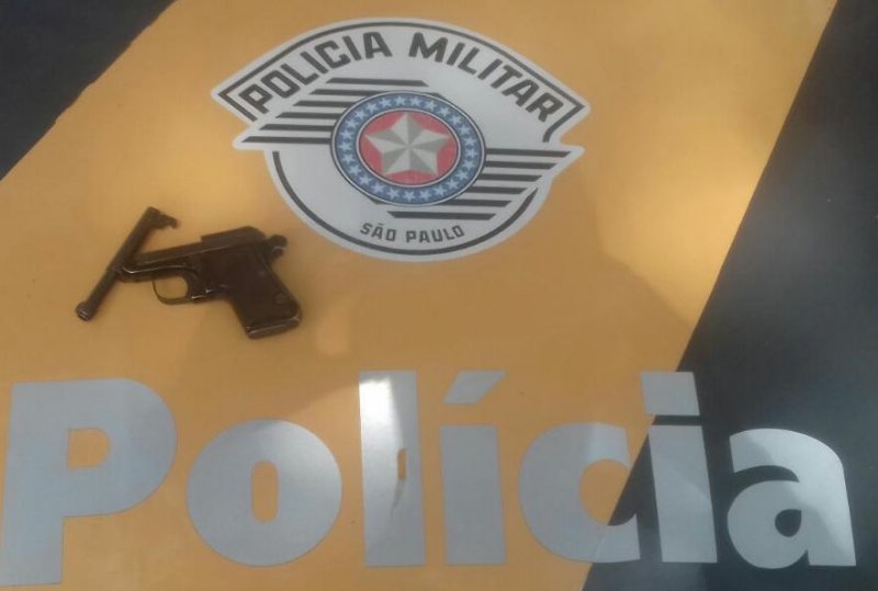 Operador de máquina é preso transportando arma em rodovia