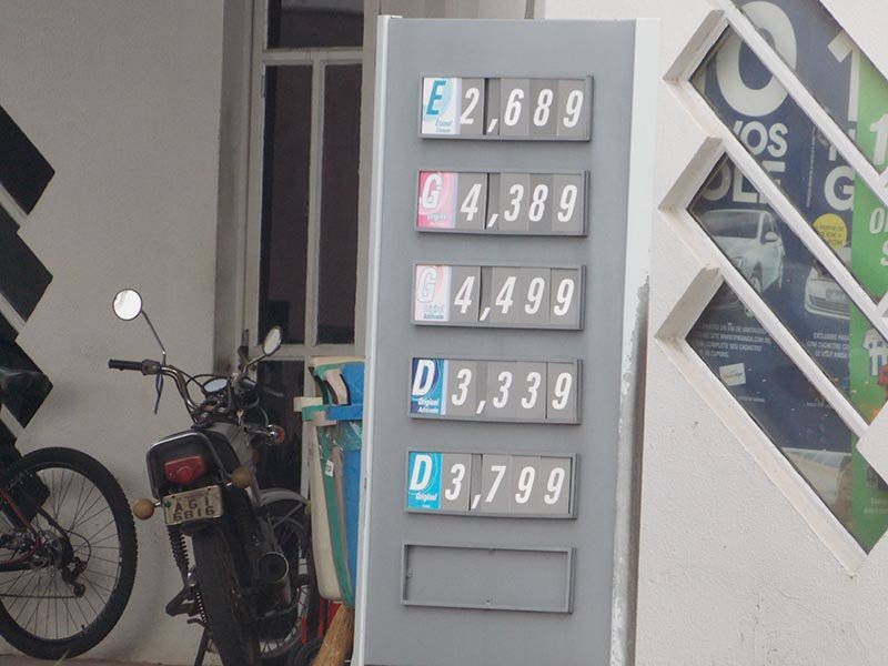 Reflexo da greve: Gasolina e etanol já estão mais caros nas bombas