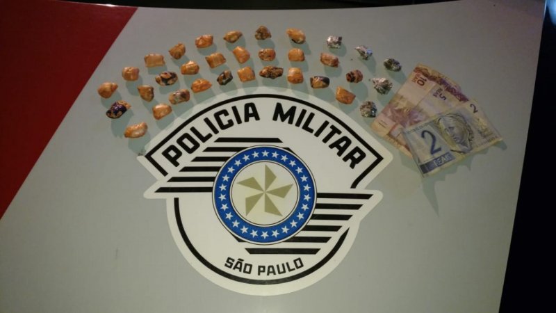Jovem é abordado pela polícia e confessa tráfico de maconha