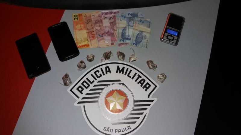Auxiliar é preso e confessa que vendia droga para amigos
