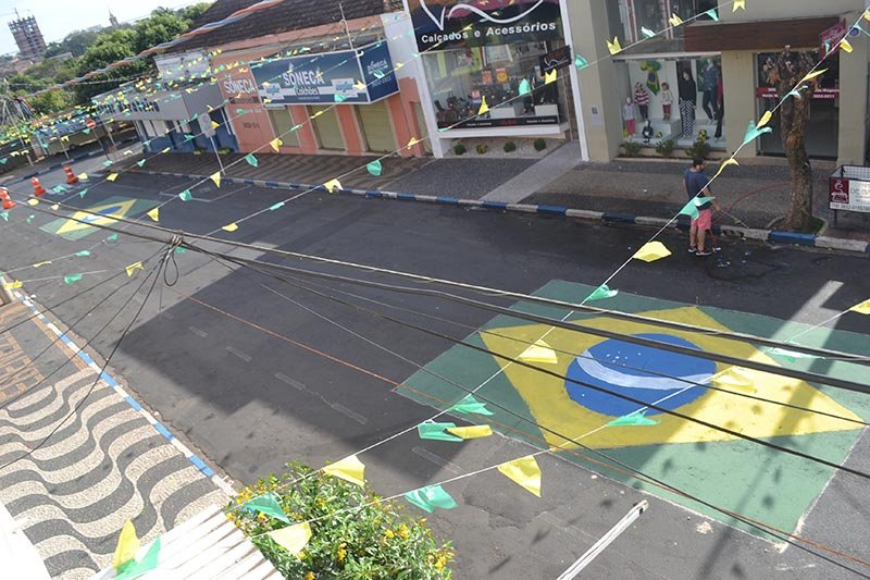 Verde e Amarelo: Comerciantes torcem pela Seleção e enfeitam rua