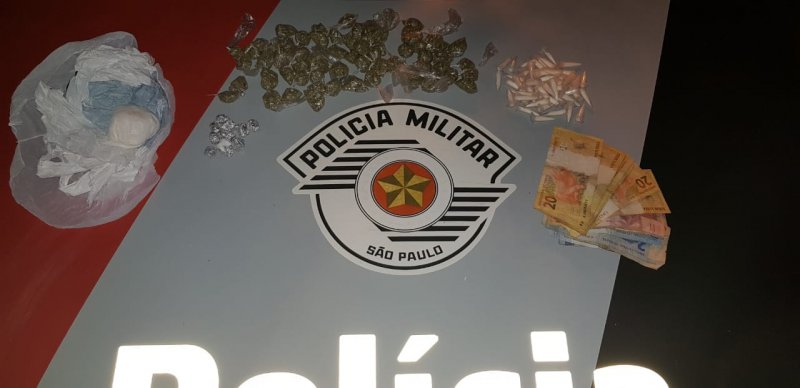 Dezenas de porções de drogas são apreendidas com jovem
